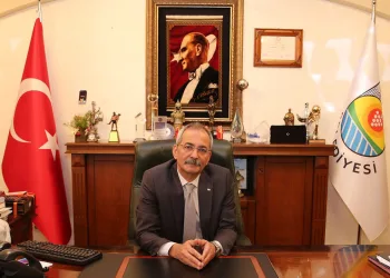 Koronavirüsü yenen belediye başkanı göreve başladı