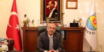 Koronavirüsü yenen belediye başkanı göreve başladı