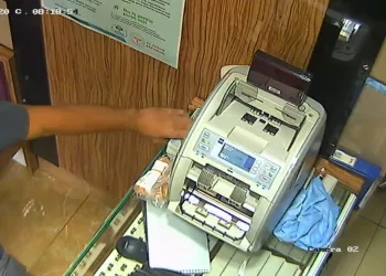 Döviz almak için girdi, 50 bin dolar çaldı