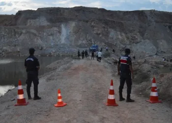 Serinlemek için gölete giren genç boğuldu