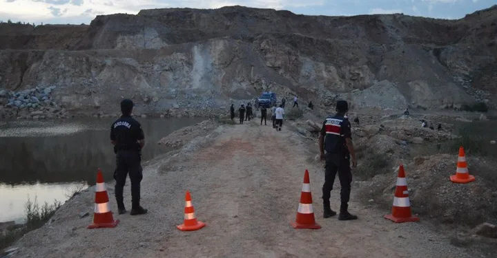 Serinlemek için gölete giren genç boğuldu