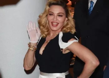 Madonna koltuk değnekleriyle çıplak poz verdi