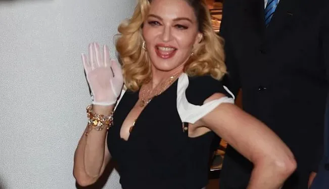 Madonna koltuk değnekleriyle çıplak poz verdi