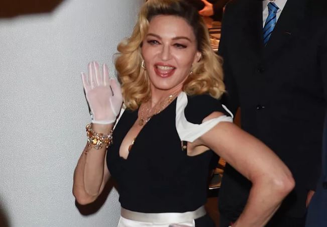 Madonna koltuk değnekleriyle çıplak poz verdi