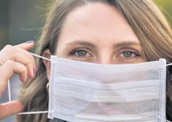 Uzmanlar uyarıyor! Maske terlettikçe baş ağrısı artıyor