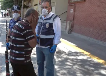 Maskesiz dolaşırken ceza kesilince kendini tokatladı