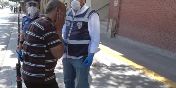 Maskesiz dolaşırken ceza kesilince kendini tokatladı
