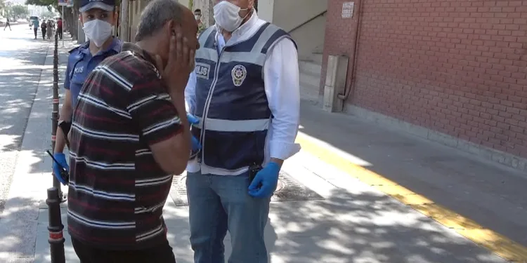 Maskesiz dolaşırken ceza kesilince kendini tokatladı