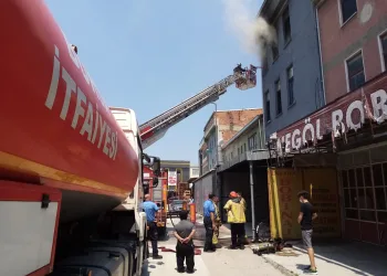 Bursa’da mobilya deposunda korkutan yangın