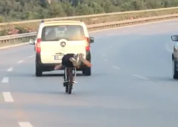 Hem canını hem trafiği tehlikeye attı