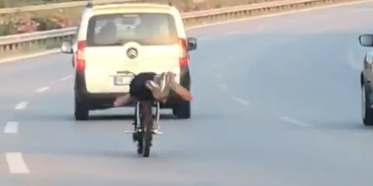Hem canını hem trafiği tehlikeye attı