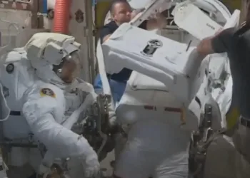 NASA astronotları 7 saatlik yürüyüşe çıktı
