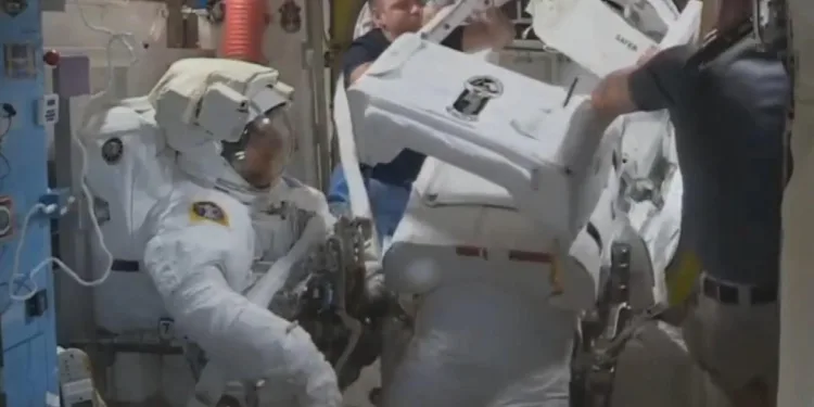 NASA astronotları 7 saatlik yürüyüşe çıktı