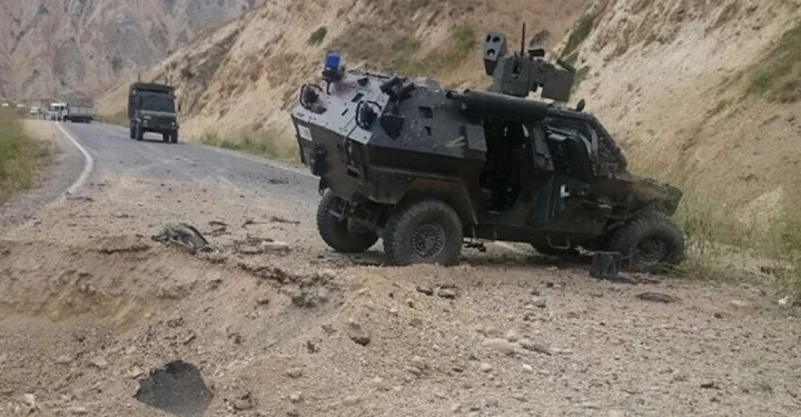 Hakkari’de askeri aracın geçişi sırasında patlama