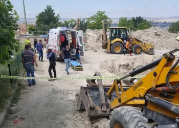 Kütahya’da toprak altında kalan işçiler kurtarıldı