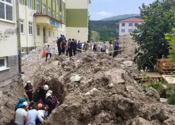 Drenaj kazısında göçük; 2 işçi toprak altında kaldı