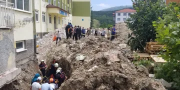 Drenaj kazısında göçük; 2 işçi toprak altında kaldı