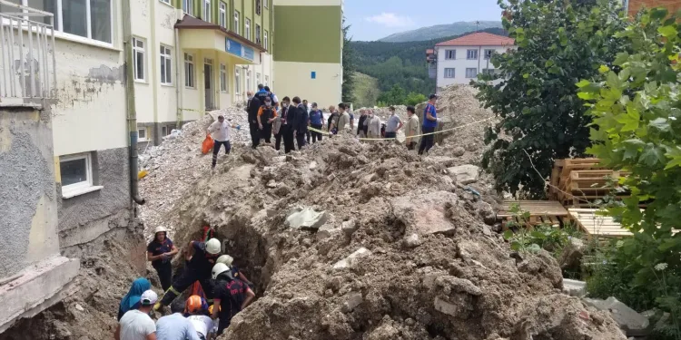 Drenaj kazısında göçük; 2 işçi toprak altında kaldı