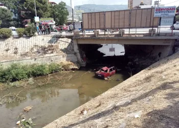Hatay’da otomobil dereye uçtu