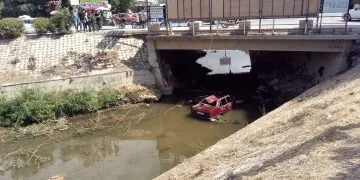 Hatay’da otomobil dereye uçtu