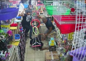 Otomobil gelinin üzerine yapılmadığı için sopalarla dövüldü