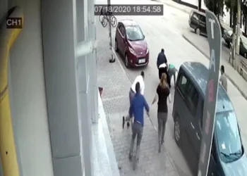 Otomobilden inip, tekme tokat saldırdılar