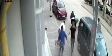 Otomobilden inip, tekme tokat saldırdılar