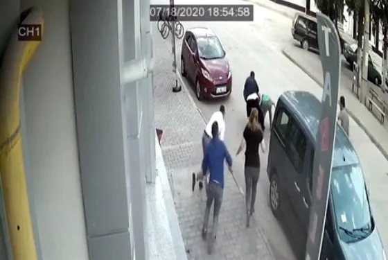 Otomobilden inip, tekme tokat saldırdılar