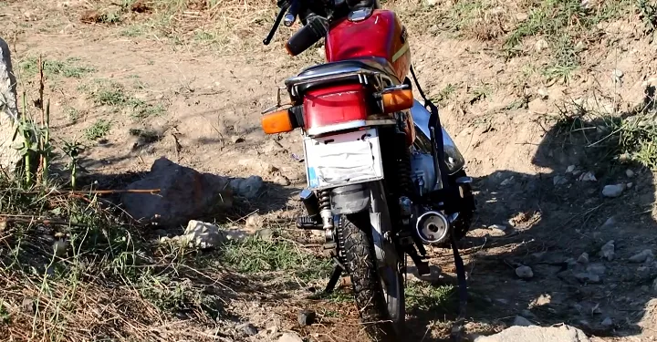 Cezadan kaçmak için plakasını maskeyle kapattı