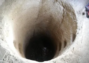 Başını taşa çarpan adam su kuyusuna düşerek öldü