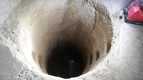 Başını taşa çarpan adam su kuyusuna düşerek öldü