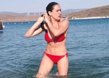 Özge Borak’ın tatil sevinci: Anne babamı kaptım…