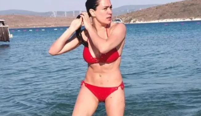 Özge Borak’ın tatil sevinci: Anne babamı kaptım…