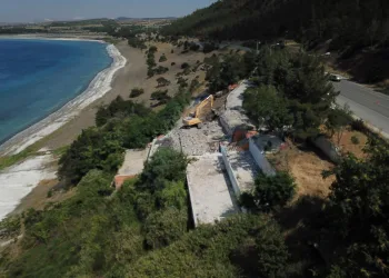 Salda Gölü kıyısındaki kaçak yapı yıkıldı