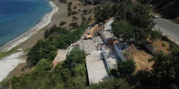 Salda Gölü kıyısındaki kaçak yapı yıkıldı