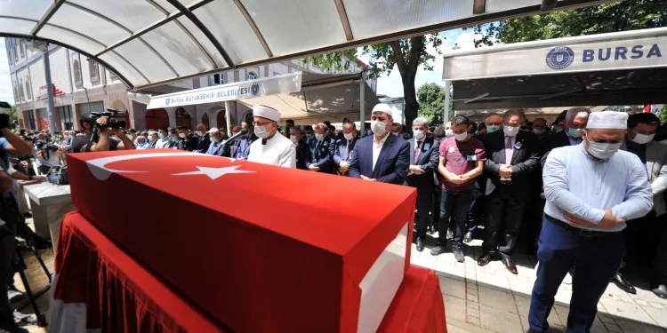 Bursa şehidini son yolculuğuna uğurladı