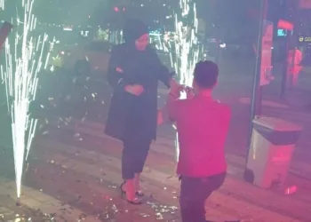 Şehrin merkezinde, dev ekranda sürpriz evlilik teklifi