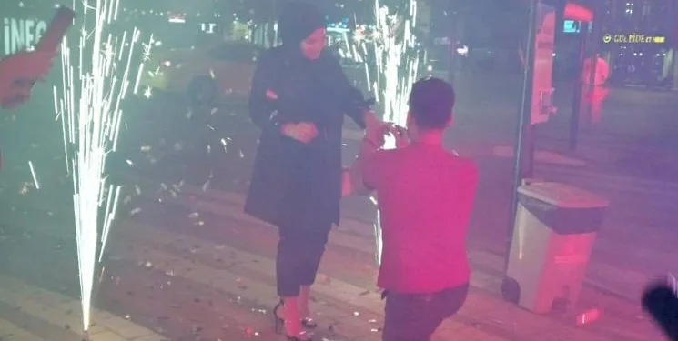Şehrin merkezinde, dev ekranda sürpriz evlilik teklifi