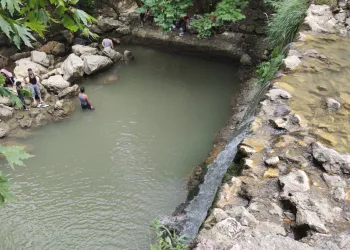 Şelaleden atladı, kafasını çarparak yaralandı