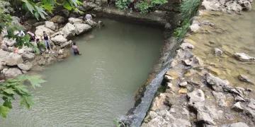 Şelaleden atladı, kafasını çarparak yaralandı