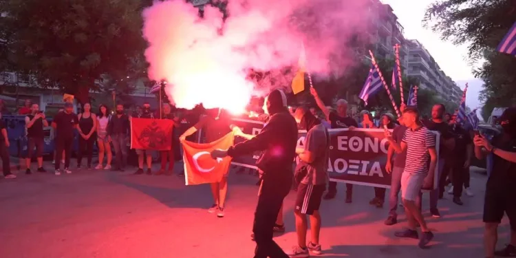 Yunanistan’daki protestolarda Türk Bayrağı yaktılar