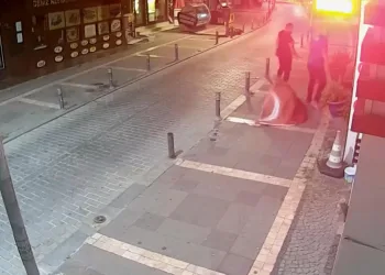 İstanbul’da Türk bayrağına saldıran kişi tutuklandı