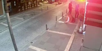 İstanbul’da Türk bayrağına saldıran kişi tutuklandı
