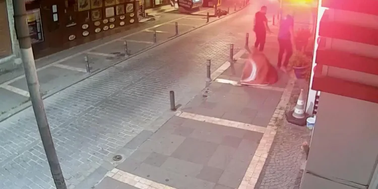 İstanbul’da Türk bayrağına saldıran kişi tutuklandı
