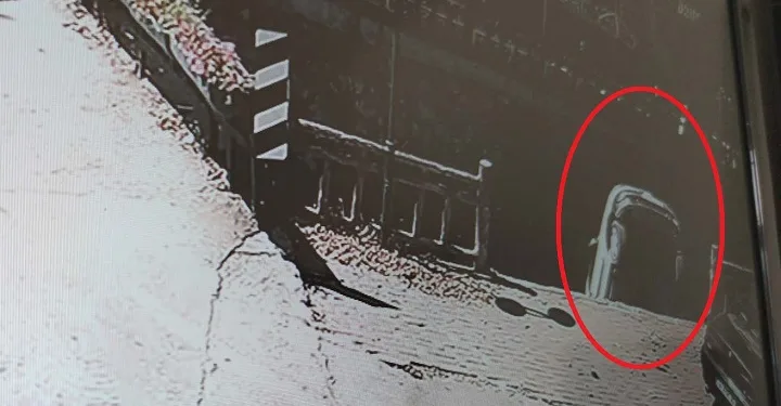 Bursa’da el freni çekilmeyen park halindeki araç, kanala uçtu