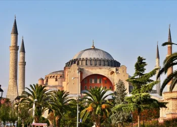 Ayasofya’da ibadetin yolu açıldı