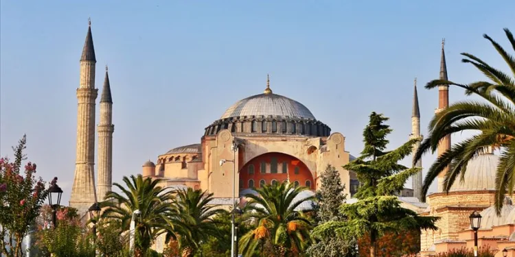 Ayasofya’da ibadetin yolu açıldı