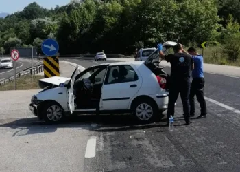 Bursa’da TIR ile çarpışan otomobildeki 2 kişi yaralandı