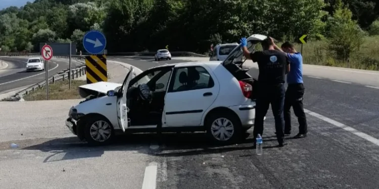 Bursa’da TIR ile çarpışan otomobildeki 2 kişi yaralandı