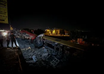 Bursa’daki kazada TIR ile kamyon bahçeye uçtu